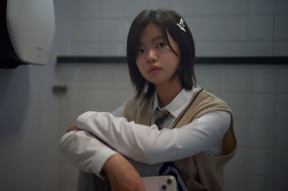 배우 김시아가 영화 '부활남: 더 레드'에서 열연하고 있다. [사진=롯데엔터테인먼트]