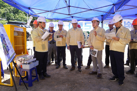 김인호 산림청장(가운데)이 19일 경상북도 안동시 산불피해지에서 진행 중인 산사태예방 사업을 대상으로 안전점검을 하고 있다. [사진=산림청]