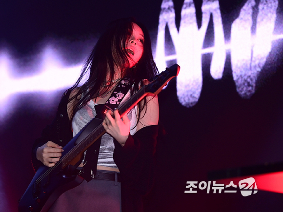 싱어송라이터 권진아가 15일 서울 NOL 씨어터 합정에서 열린 세 번째 EP 'SAVE ME' 발매 쇼케이스에서 타이틀곡 '몬스터'를 선보이고 있다. [사진=정소희 기자]