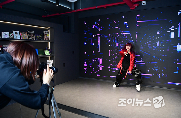 크리에이터 춤추는나율이 15일 서울 성수동 통일타워에 위치한 '케이팝 아케이드'(KPOP ARCADE)에 방문해 대표 프로그램 '비 더 아이돌'(Be The IDOL) 클래스 체험을 하고 있다. [사진=정소희 기자]
