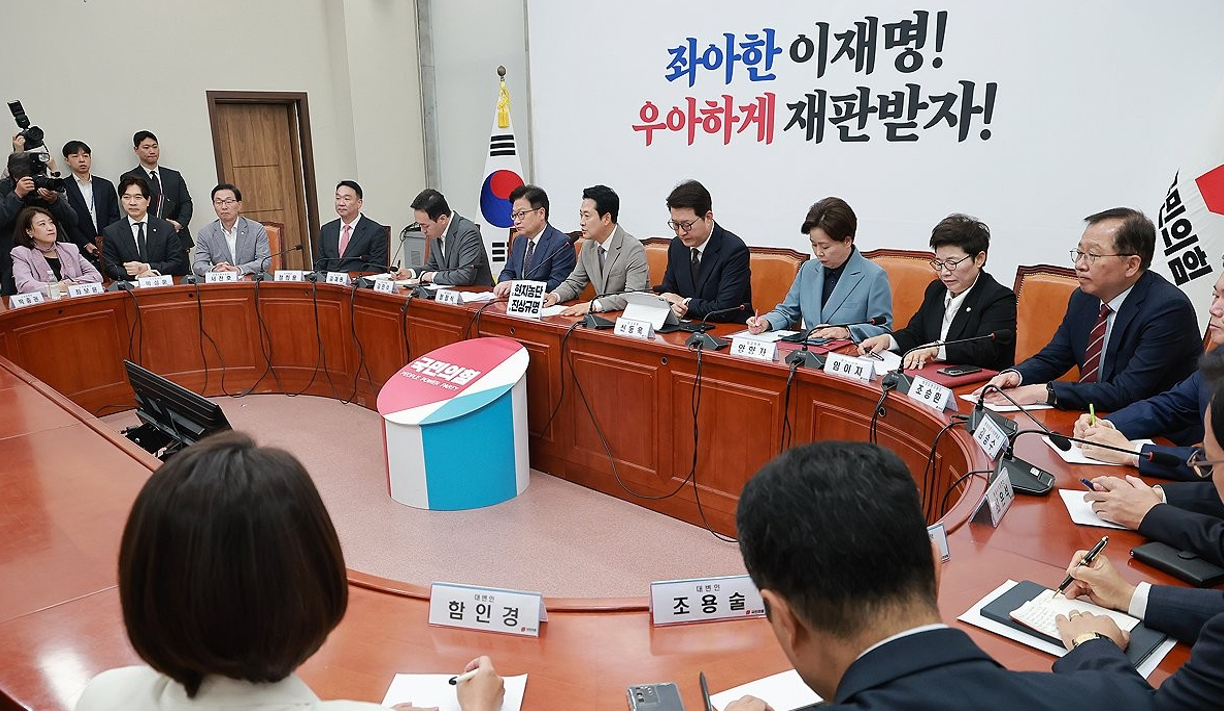국민의힘 장동혁 대표와 정점식 원내대표 등 지도부가 지난 19일 국회에서 열린 최고위원회의에 입장하고 있다. 2026.10.19 [사진=연합뉴스]