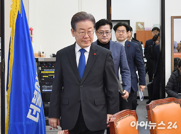 이재명 더불어민주당 대표가 지난 22일 국회에서 열린 최고위원회의에 참석하고 있다. [사진=곽영래 기자]