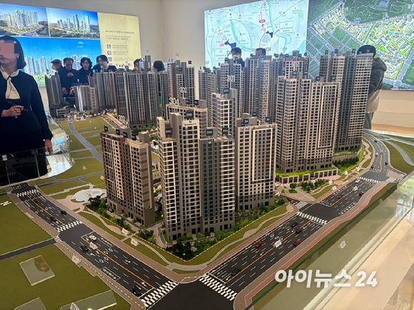 '구리역 하이니티 리버파크' 견본주택 앞 텐트 밑으로 사람들이 일찌감치 도착해 길게 줄을 서 있다. 2026.02.27 [사진=김민지 기자]