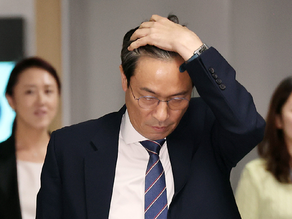 우상호 대통령실 정무수석이 1일 서울 여의도 국회 의원회관에서 열린 정무위 당정협의회 회의실로 향하고 있다. 2025.9.1 [사진=연합뉴스]