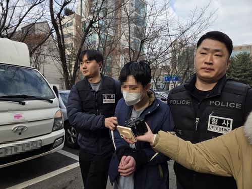구로구 자택에서 존속살해 혐의를 받는 이모(23)씨가 15일 오전 서울남부지법에서 열린 구속 전 피의자 심문(영장실질심사)을 마치고 나오는 모습 [사진=연합뉴스]