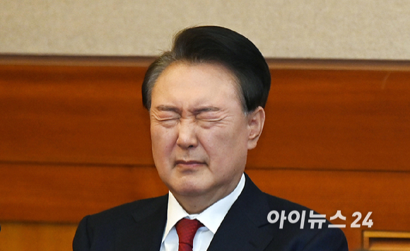 윤석열 대통령이 6일 서울 종로구 헌법재판소 대심판정에서 열린 탄핵 심판 6차 변론에 출석하고 있다. [사진=사진공동취재단]