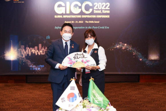 원희룡 국토교통부 장관이 30일 서울 중구 신라호텔에서 열린 &lsquo;2022 GICC&rsquo;에서 마나르 알모니프 사우디 네옴 최고투자책임자(CIO)와 양자면담을 갖고 기념사진을 촬영하고 있다. [사진=국토교통부]