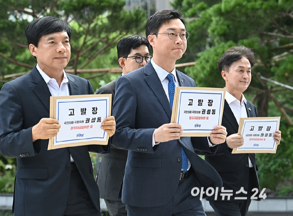 더불어민주당 이성윤&middot;장경태 의원, 박창민 부대변인, 김규현 변호사가 27일 국민의힘 권성동 의원을 정치자금법 위반 등 혐의로 고발장을 제출하기 위해 서울 종로구에 마련된 김건희 특검팀 사무실로 들어서며 취재진에게 관련 설명을 하고 있다. [사진=곽영래 기자]