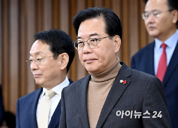 송언석 국민의힘 원내대표가 19일 서울 여의도 국회에서 열린 원내대책회의에 참석하고 있다. [사진=곽영래 기자]