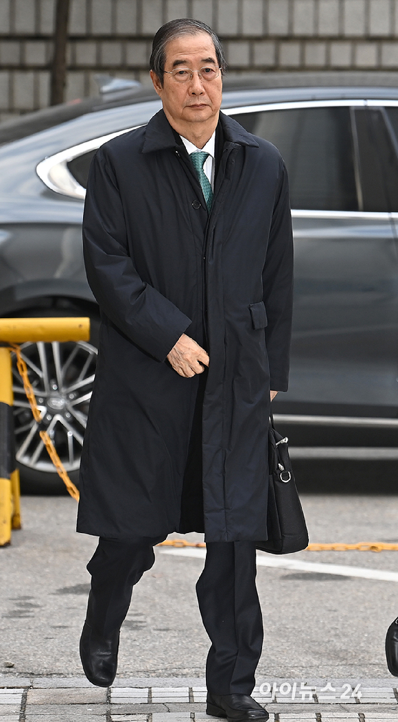 내란 방조 및 내란 중요임무 종사 혐의를 받는 한덕수 전 국무총리가 26일 서울중앙지법에서 열린 결심 공판에 출석하고 있다. [사진=곽영래 기자]