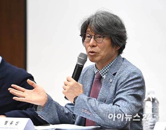 정유신 한국핀테크산업협회 디지털경제금융연구원장 겸 서강대 기술경영대학원장이 28일 오후 서울 중구 전국은행연합회관 국제회의실에서 열린 제3회 아이뉴스24 금융포럼 '사이버 뱅크런, 우리는 안전한가'에서 집중토론 좌장으로 참석하고 있다. [사진=곽영래 기자]