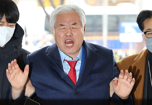 전광훈 사랑제일교회 목사가 15일 서울서부지방법원에서 열린 구속적부심 심문에 출석하고 있다. 2026.1.15 [사진=연합뉴스]