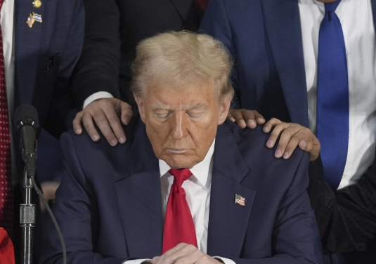 트럼프 대통령이 플로리다주에서 라틴계 지도자 모임에 참석해 기도하고 있다. [사진=AP/연합뉴스]