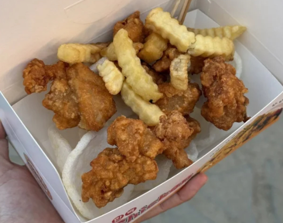 진주시 유등축제에서 판매된 음식이 공개되면서 '바가지 요금' 논란이 일고 있다. 사진은 해당 음식. [사진=스레드 갈무리 ]