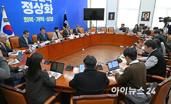 전현희 단장이 18일 국회에서 열린 더불어민주당 사법불신 극복&middot;사법행정 정상화 TF 전체회의에서 발언을 하고 있다. [사진=곽영래 기자]