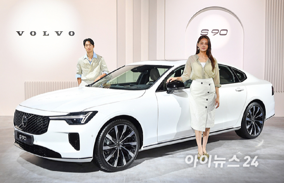 볼보자동차코리아가 2일 서울 광진구 비스타 워커힐에서 열린 신형 XC90 과 S90을 국내 최초 공개행사에서 모델들이 포즈를 취하고 있다.볼보자동차코리아는 현대적인 스칸디나비아 스타일과 최첨단 기술이 적용된 스웨디시 럭셔리 플래그십 신형 XC90 및 S90을 동시에 출시했다. [사진=곽영래 기자]