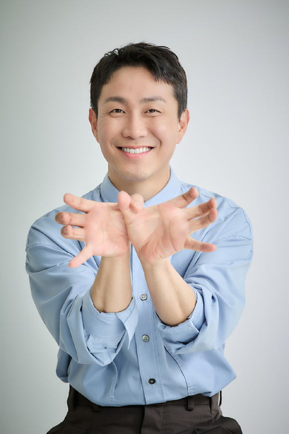 배우 오정세가 영화 '거미집'(감독 김지운) 인터뷰에 앞서 포즈를 취하고 있다. [사진=바른손이앤에이]