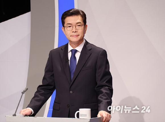 정원오 더불어민주당 서울시장 후보가 28일 오후 서울 마포구 SBS프리즘타워에서 열린 제9회 전국동시지방선거 2026 서울특별시장선거 후보자 토론회에서 토론 준비를 하고 있다. [사진=정소희 기자]