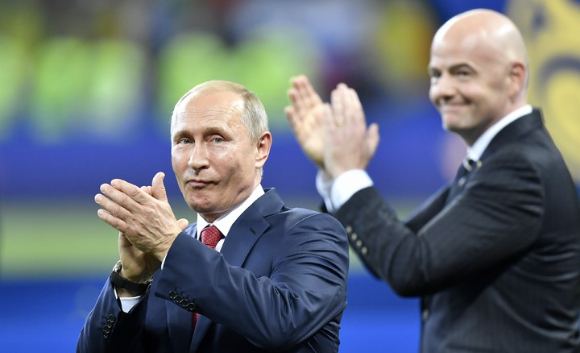 사진은 지난 2018 러시아월드컵 결승전에서 함께 자리한 블라디미르 푸틴 러시아 대통령(왼쪽)과 지아니 인판티노 FIFA 회장. [사진=뉴시스]