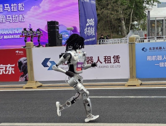 19일 중국 베이징시 이좡에서 개최된 '제2회 휴머노이드 로봇 하프마라톤 대회'에 참가한 아너의 '샨뎬'이 출발해 빠르게 뛰고 있다. [사진=연합뉴스]