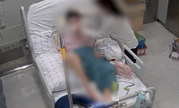 한 간병인이 몸을 잘 가누지 못하는 환자를 상습적으로 학대한 정황이 나왔다. [사진=SBS뉴스 갈무리]