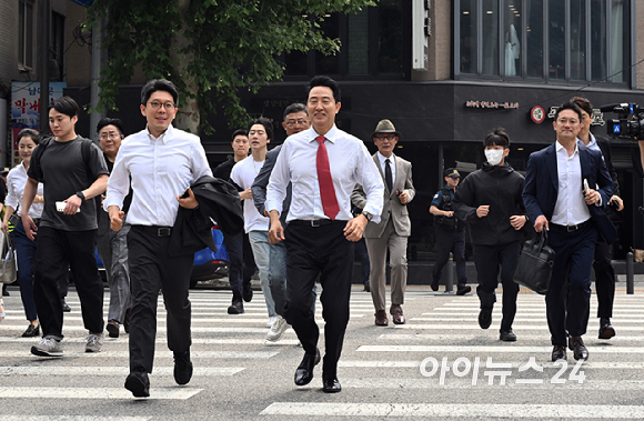 국민의힘 오세훈 서울시장 후보가 제9회 전국동시지방선거일 다음날인 4일 서울 종로구 대왕빌딩에 마련된 선거사무소에서 입장을 밝힌 뒤 서울시청으로 향하고 있다. [사진=곽영래 기자]