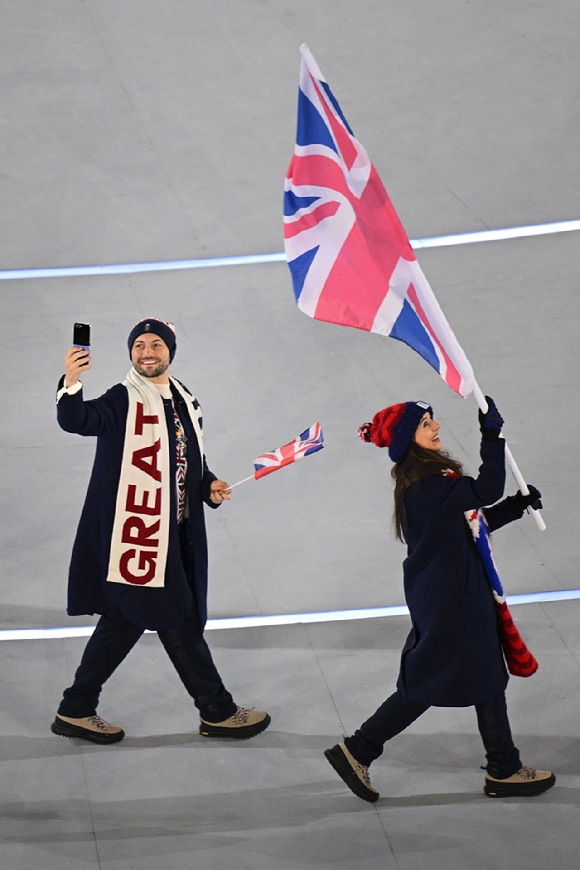2026 밀라노 코르티나 동계올림픽 개막식이 펼쳐진 밀라노 산 시로 올림픽 스타디움에서 '갤럭시 S25 울트라'로 행사를 촬영하는 모습. [사진=게티이미지]