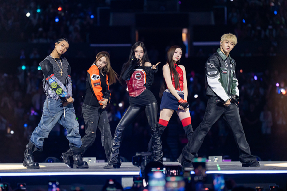 그룹 올데이 프로젝트가 지난 1일(현지시간)부터 3일까지 미국 로스앤젤레스 크립토닷컴 아레나에서 열린 K-팝 팬&아티스트 페스티벌 '케이콘 엘에이 2025(KCON LA 2025)' 무대에서 열띤 공연을 펼치고 있다. [사진=CJ ENM]