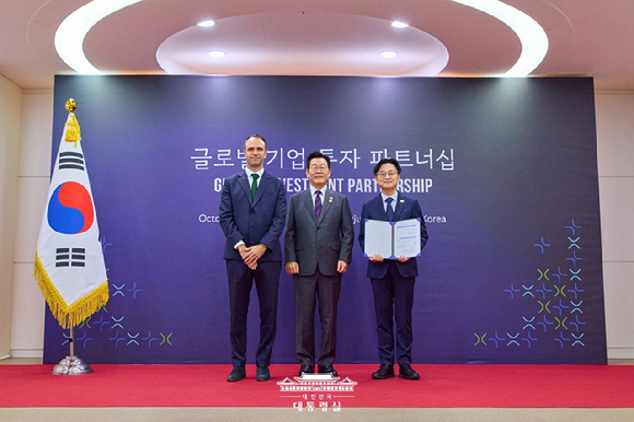 (왼쪽부터)니콜라 파리 르노코리아 사장, 이재명 대통령, 김정관 산업통상자원부 장관이 지난 29일 경주 예술의 전당에서 열린 'APEC CEO SUMMIT KOREA 2025'의 '글로벌 기업 투자 파트너십' 행사에서 기념촬영하고 있다. [사진=대통령실]