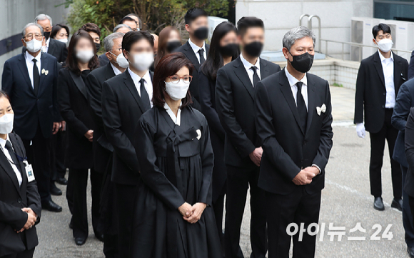 30일 오전 서울 종로구 서울대병원 장례식장에서 고 노태우 전 대통령의 발인이 엄수되고 있다. 유가족들이 장의차령 앞에서 인사를 하고 있다.[사진=사진공동취재단]