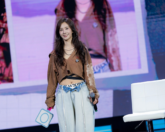 소녀시대 권유리가 2025 YURI's 3rd FANMEETING TOUR 'YURIVERSE' in HO CHI MINH CITY(2025 유리 세 번째 팬미팅 투어 '유리버스' 인 호찌민 시티)에서 팬들을 만나고 있다. [사진=SM엔터테인먼트]