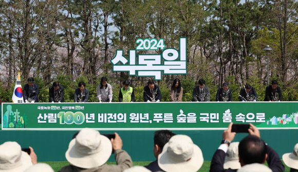 윤석열 대통령이 5일 부산 명지근린공원에서 열린 제79회 식목일 기념행사에서 미선나무 묘목을 심는 행복을 심(心)다 퍼포먼스를 하고 있다. 이 자리에는 남성현 산림청장도 함께했다. [사진=뉴시스]