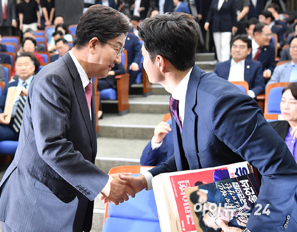 국민의힘 권성동 원내대표와 김용태 비상대책위원장이 16일 오후 서울 여의도 국회에서 열린 원내대표 선출 의원총회에서 인사를 하고 있다. [사진=곽영래 기자]