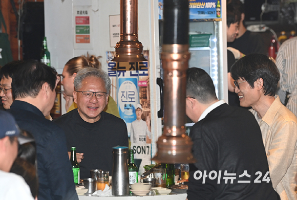 젠슨 황 엔비디아 최고경영자(CEO)가 5일 서울 마포구 서교동의 한 고깃집에서 최태원 SK회장, 구광모 LG회장, 이해진 네이버 의장과 삼겹살 회동을 하고 있다. [사진=곽영래 기자]
