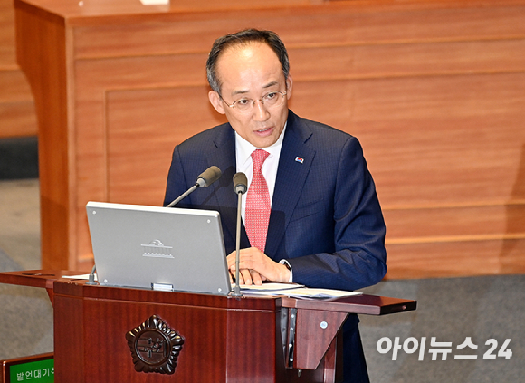 추경호 경제부총리 겸 기획재정부 장관은 이달 18일 모 라디오 프로그램에 출연해 "현재 국제 밀 가격이 지난해 9~10월 보다 50% 안팎 내렸다"며 "기업들이 밀 가격 내린 부분에 맞춰 적정하게 내렸으면 좋겠다"고 말했다. [사진=곽영래 기자]