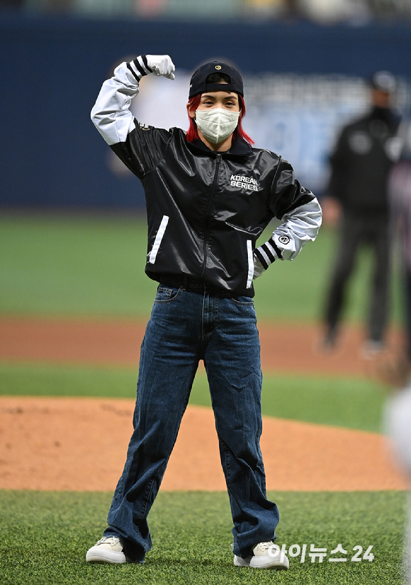 15일 서울 고척스카이돔에서 '2021 신한은행 SOL KBO리그' KT 위즈와 두산 베어스의 한국시리즈 2차전이 진행됐다. 댄서 아이키가 시구를 하고 있다. [사진=김성진 기자]