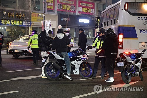 삼일절인 지난 3월 1일 충남 천안시 동남구에서 경찰이 오토바이 운전자를 단속하는 모습 [사진=연합뉴스]