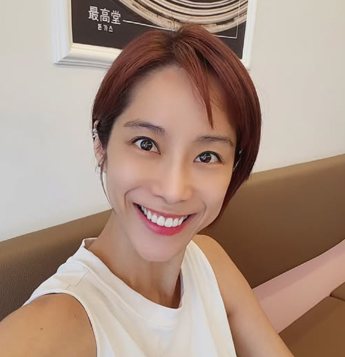 걸그룹 '쥬얼리' 멤버 출신 조민아(본명 조하랑)가 최근 자신의 사회관계망서비스(SNS)에서 보험설계사 전국 1위를 달성한 근황을 공개했다. 사진은 SNS 캡처. [사진=조민아 인스타그램]