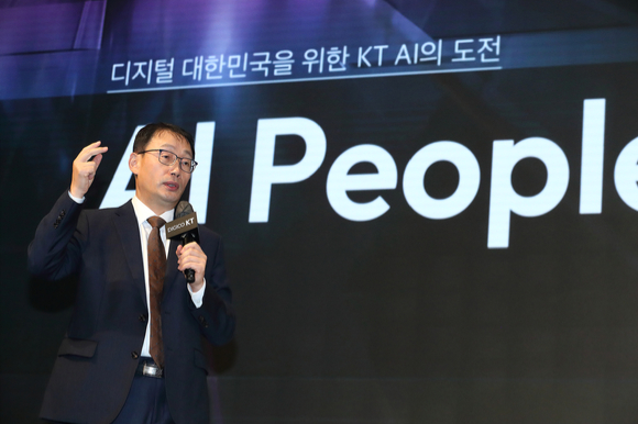 16일 오전 소피텔 앰배서더 서울 4층 그랜드볼룸에서 열린 KT AI 전략 발표 간담회에서 구현모 KT 대표가 AI 발전전략을 발표하고 있는 모습. [사진=KT]