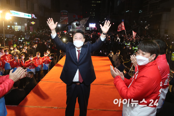 제20대 대통령으로 당선이 확정된 윤석열 국민의힘 대선 후보가 10일 새벽 서울 여의도 중앙당사에서 지지자들을 향해 인사를 하고 있다. [사진=김성진 기자]