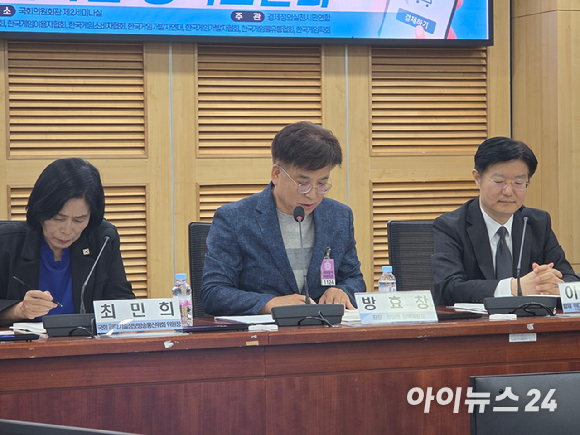 최민희 국회 과학기술정보방송통신위원장(가운데 왼쪽 아래)와 경제정의실천시민연합, 게임업계 관계자들이 5일 국회에서 열린 '구글·애플 인앱 결제 피해기업 사례발표, 대안 마련 정책토론회'에서 기념촬영을 하고 있다. [사진=박정민 기자]