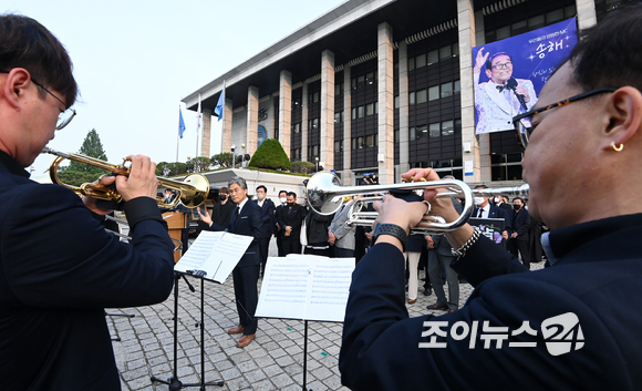 현역 최고령 MC로 활동하다 지난 8일 별세한 故 송해의 노제가 10일 오전 서울 영등포구 여의도동 KBS본관 앞에서 엄수된 가운데 노래자랑악단이 조악 연주를 하고 있다. 고인은 1988년 5월부터 KBS 1TV '전국노래자랑' MC를 맡아 34년간 프로그램을 진행해왔다. [사진=김성진 기자]